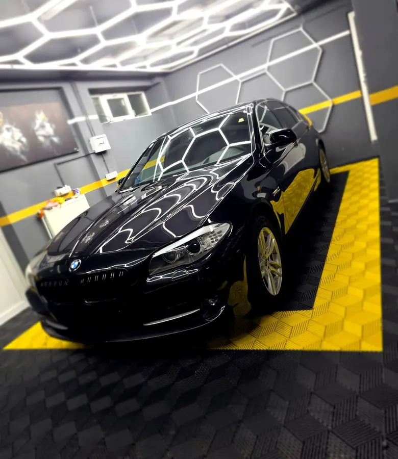 Mașină neagră pregătită în atelierul de detailing din Brașov